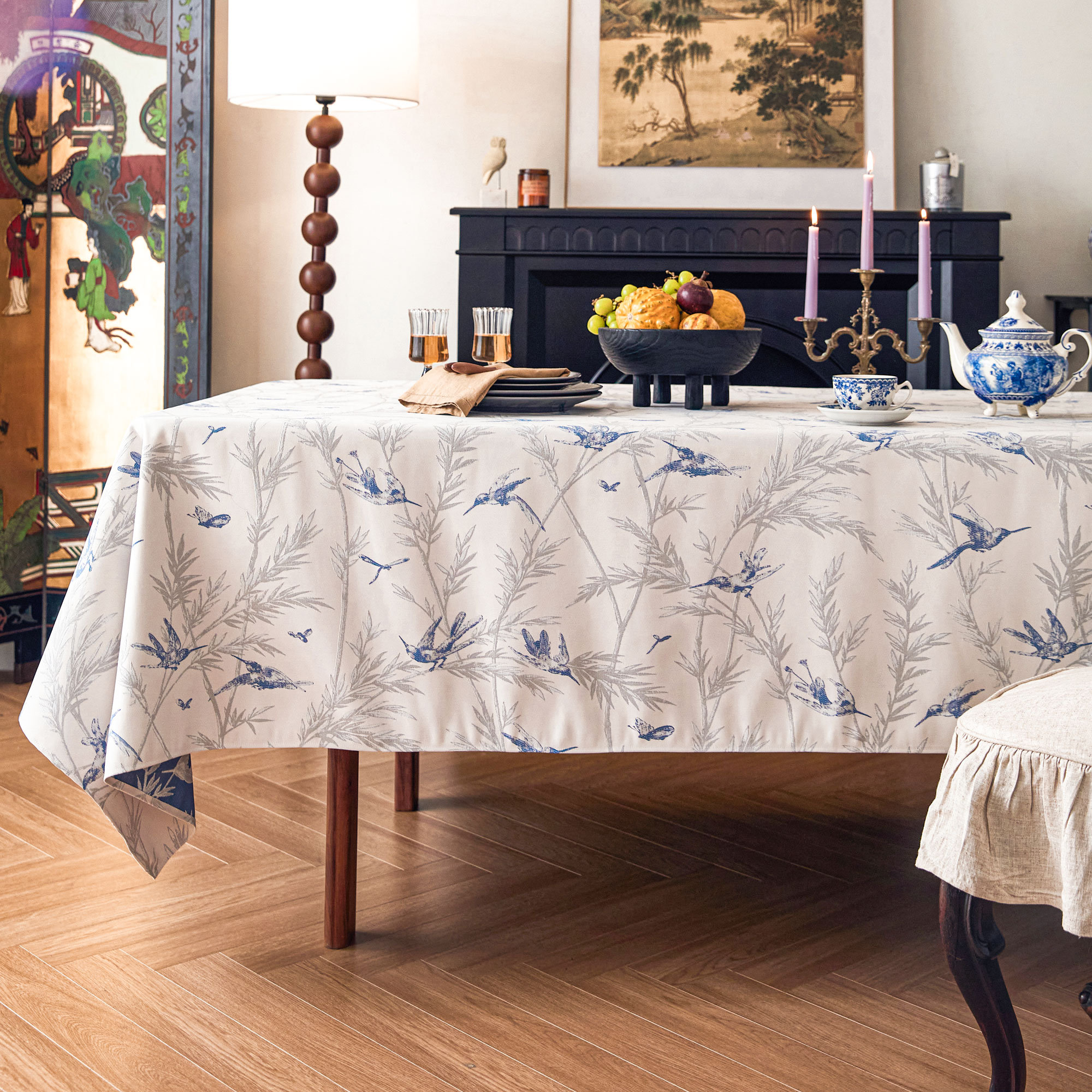 Blue and white ink-painted flower and bird tablecloth