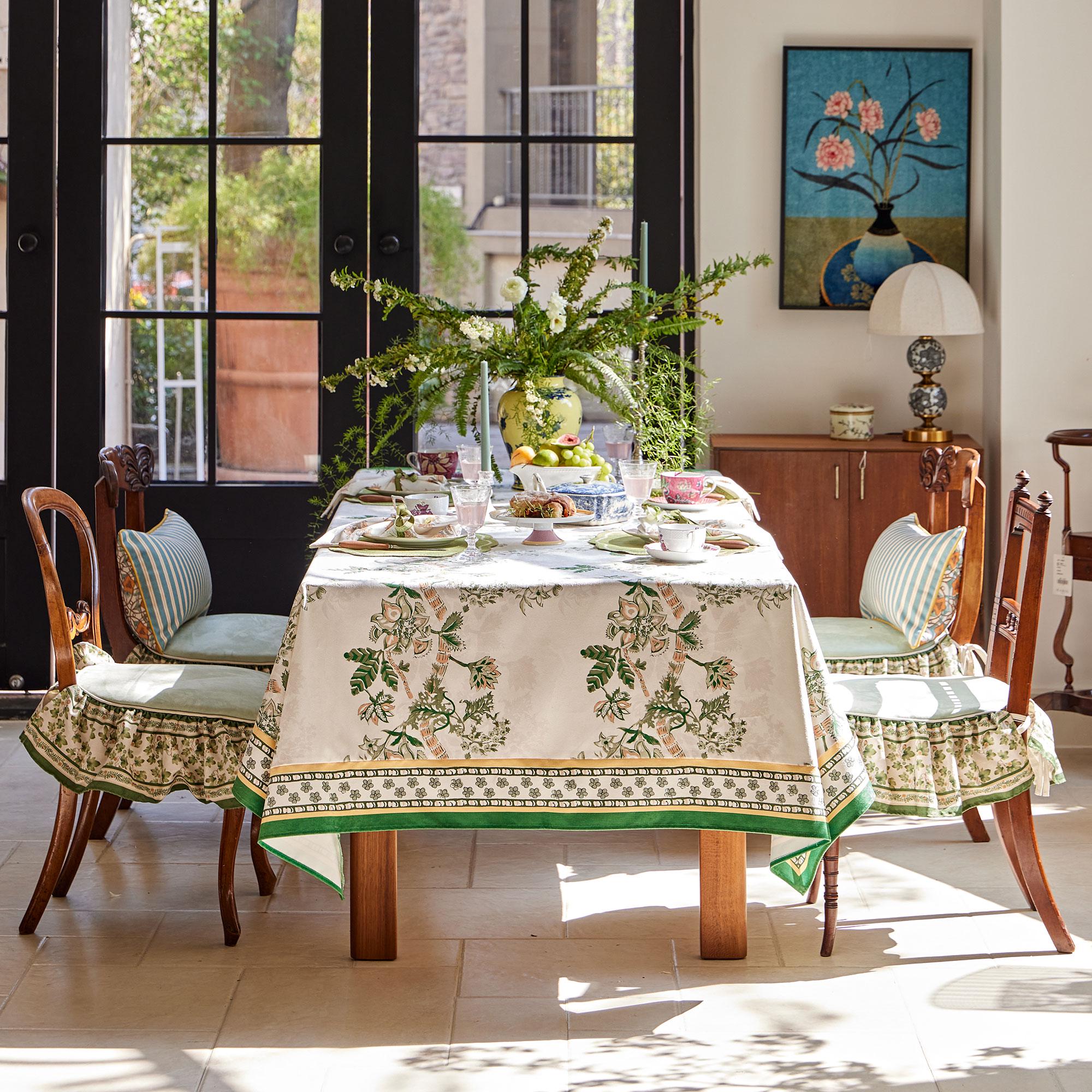 Fresh wreath border tablecloth